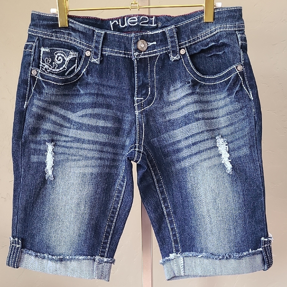 Rue21 Blue Bermuda Curvy Shorts Embroidered Distressed Cuffed Hem Sequin Sz 9/10